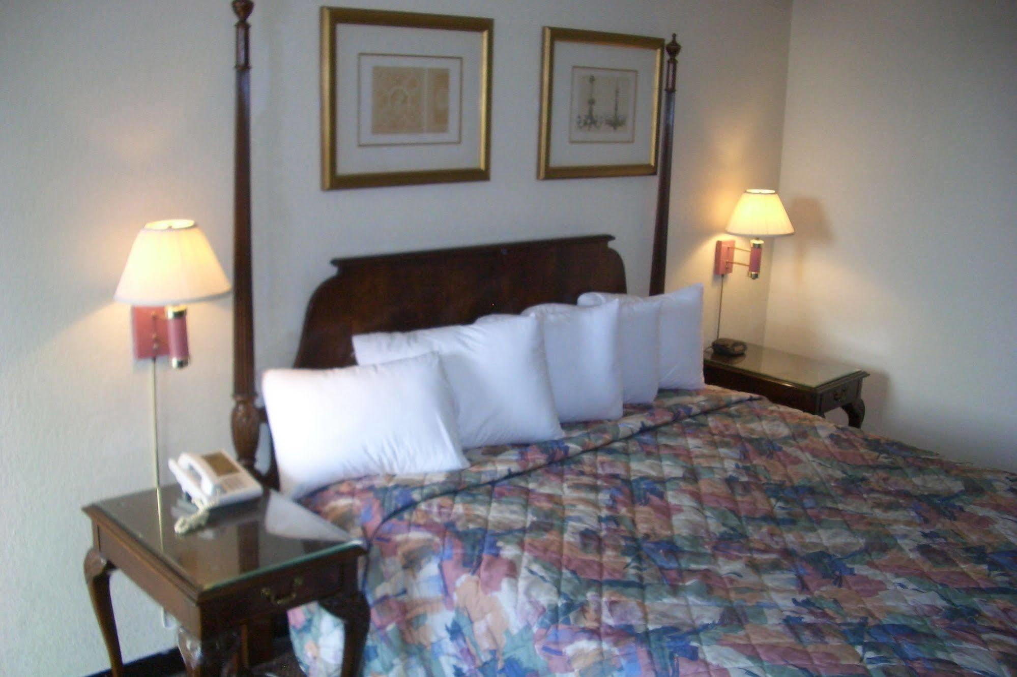 Regency Inn Of نابرفيل المظهر الخارجي الصورة